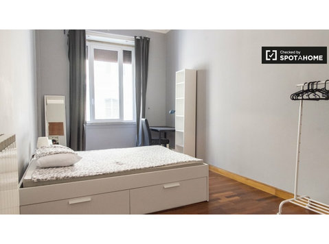 Room for rent in apartment with 7 bedrooms in Salario, Rome - الإيجار