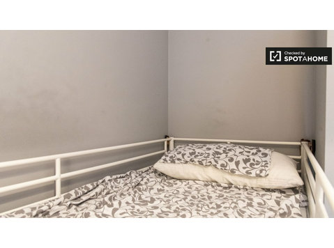 Zimmer zu vermieten in Wohnung mit 7 Schlafzimmern in… - Zu Vermieten