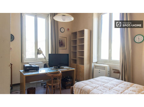 Roma'da 3 yatak odalı ortak dairede kiralık oda - Kiralık