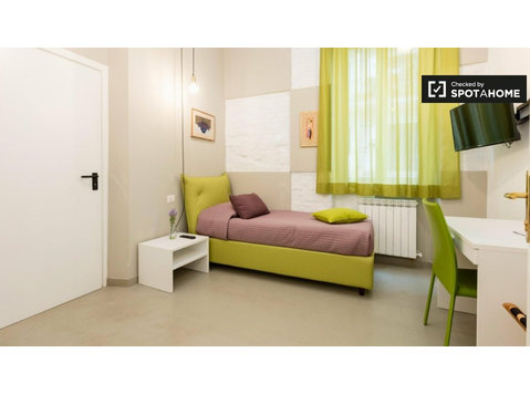 Roma'da 8 yatak odalı geniş evde kiralık oda - Kiralık