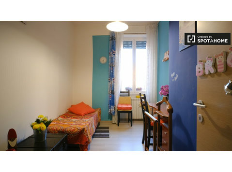 Room for women for rent in a 3-bedroom apartment in Rome - Аренда