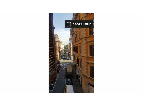 Habitación en apartamento de 2 habitaciones en Roma - Alquiler