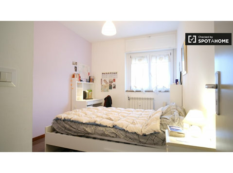 Quarto em apartamento de 4 quartos em Tufello, Roma - Aluguel