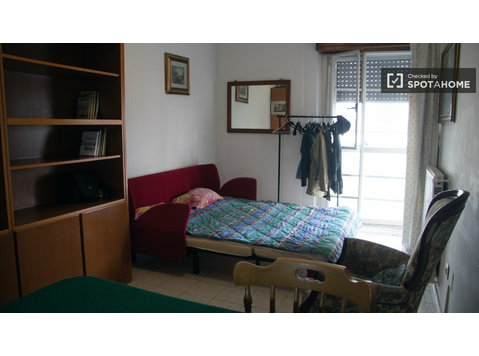 Camera in appartamento con 5 camere da letto e balcone a… - In Affitto