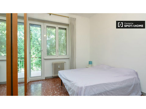 Camera in appartamento con 6 camere da letto in EUR, Roma - In Affitto