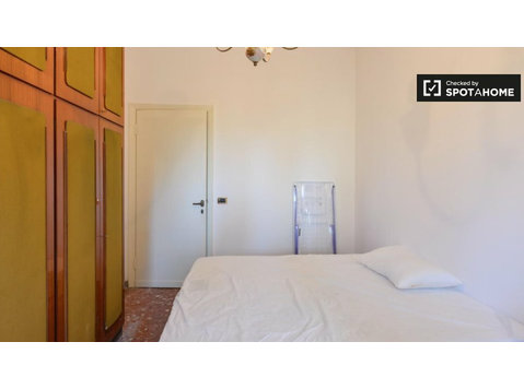 Room in 6-bedroom apartment in EUR, Rome - השכרה