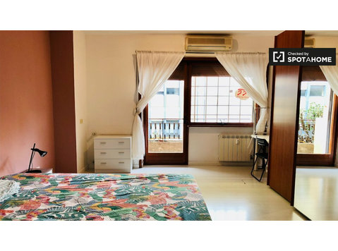 Room in 6-bedroom apartment in Quartiere XII Gianicolense - Disewakan