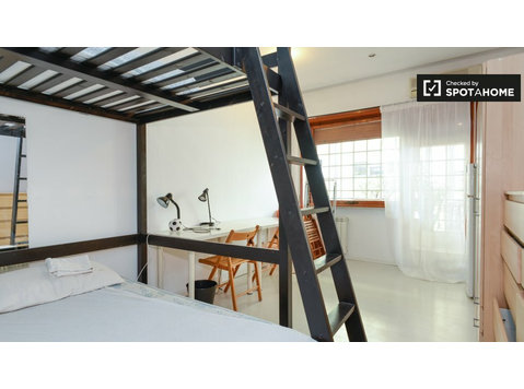 Camera in appartamento con 6 camere da letto nel Quartiere… - In Affitto