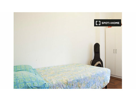 Room in 7-bedroom apartment in EUR, Rome - Annan üürile
