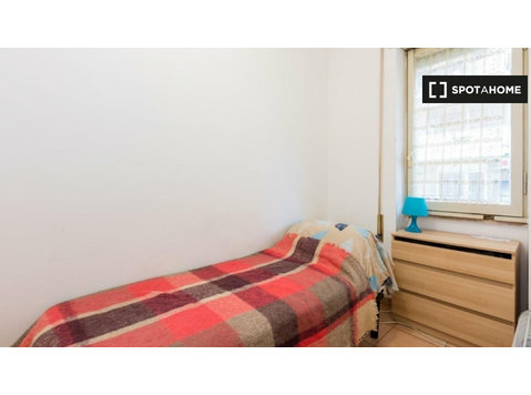 Room in 7-bedroom apartment in EUR, Rome - Под Кирија