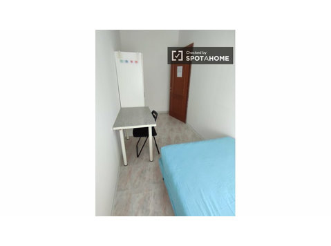 Room in 7-bedroom apartment in EUR, Rome - Ενοικίαση