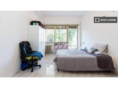 EUR, Roma'da 7 yatak odalı dairede oda - Kiralık