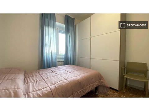 Chambre dans un appartement partagé de 3 chambres à D.… - À louer