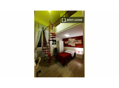 Chambre dans un appartement partagé à louer à Rione Castro… - À louer