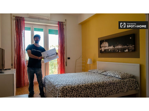 Room to rent in 2-bedroom apartment, Ostiense, Rome - Vuokralle