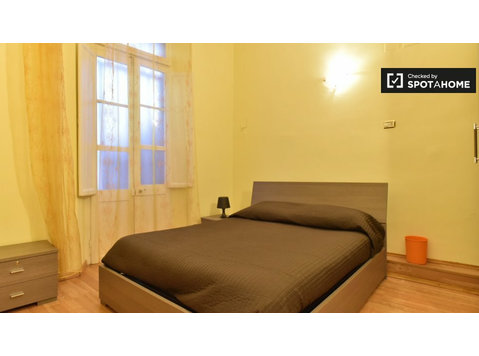 Centro Storico'daki 4 yatak odalı dairede kiralık oda - Kiralık