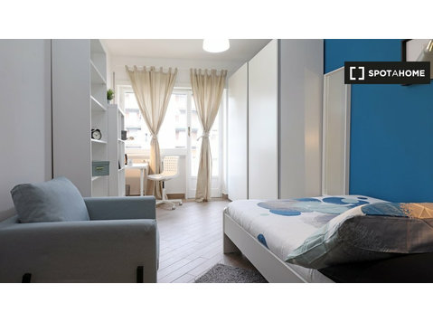Se alquila habitación en piso de 5 habitaciones en Roma - Alquiler