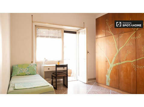Room to rent in apartment with 5 bedrooms in Rome, Ostiense - De inchiriat
