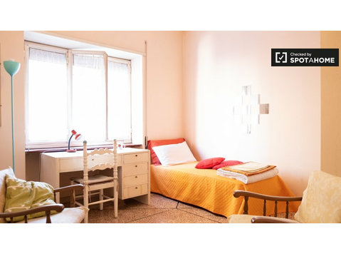 Room to rent in apartment with 5 bedrooms in Rome, Ostiense - For Rent