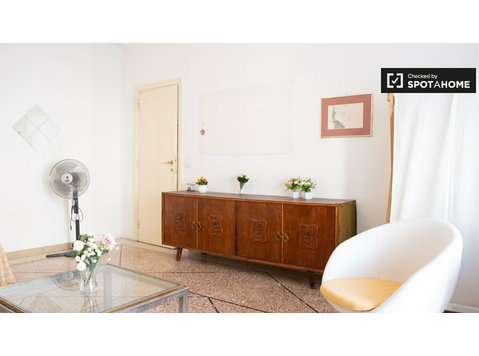 Zimmer zu vermieten in Wohnung mit 5 Schlafzimmern in Rom,… - Zu Vermieten