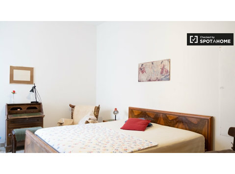 Chambre à louer dans un appartement avec 5 chambres à Rome,… - À louer