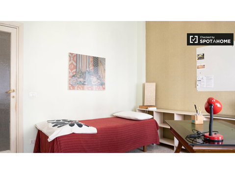 Pokój do wynajęcia w apartamencie z 5 sypialniami w Rzymie,… - Do wynajęcia