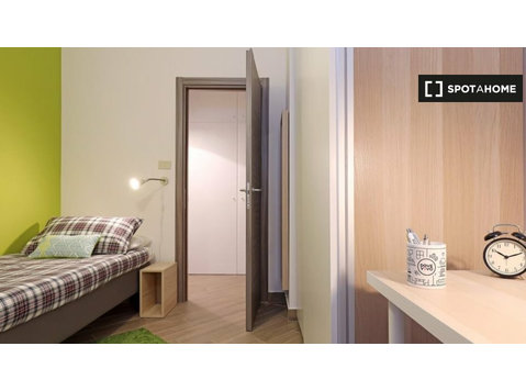 Room to rent in apartment with 5 bedrooms in Rome - De inchiriat