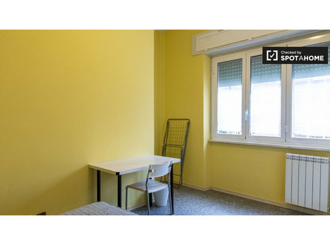 Stanza in affitto in appartamento con 7 stanze a Roma - In Affitto