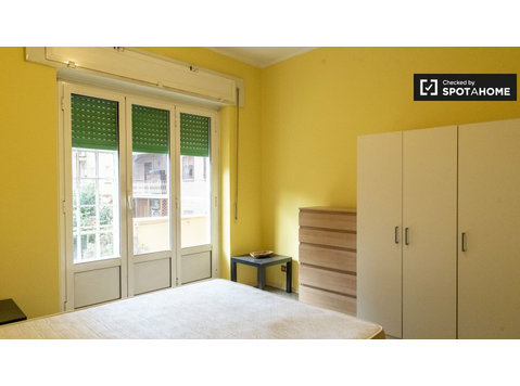 Quarto para alugar em apartamento com 7 quartos em Roma - Aluguel