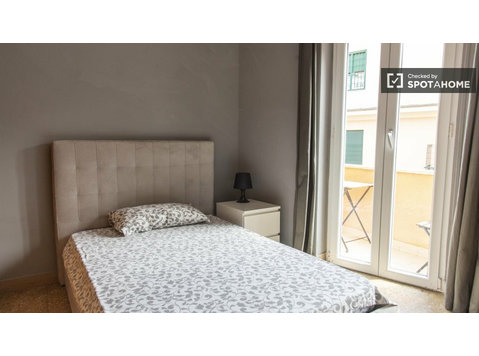 Room with balcony for rent, apartment with 4 rooms, Trieste - השכרה