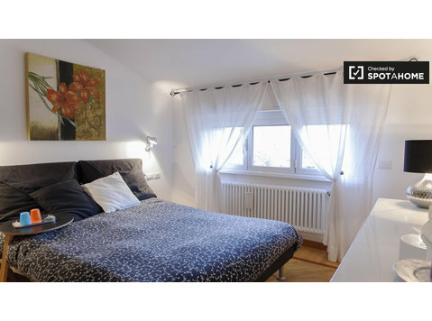 Zimmer mit Terrasse in 3-Zimmer-Wohnung in Axa, Rom - Zu Vermieten