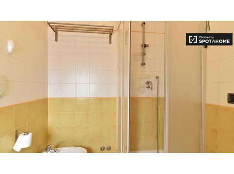 Rooms for rent in 11-bedroom apartment - Torre Vecchia, Rome - Te Huur