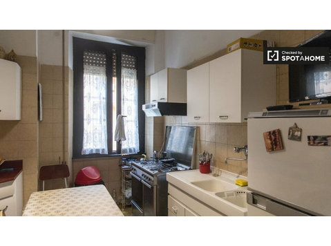 Chambres à louer à appartement de 3 chambres à Prati, Rome - À louer