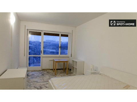 Rooms for rent in 4-bedroom apartment in Monteverde, Rome - השכרה