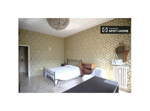 Zimmer zu vermieten in 5-Zimmer-Wohnung in Tuscolano, Rom - Zu Vermieten