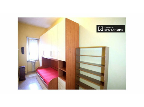 Zimmer zu vermieten in 5-Zimmer-Wohnung in Tuscolano, Rom - Zu Vermieten
