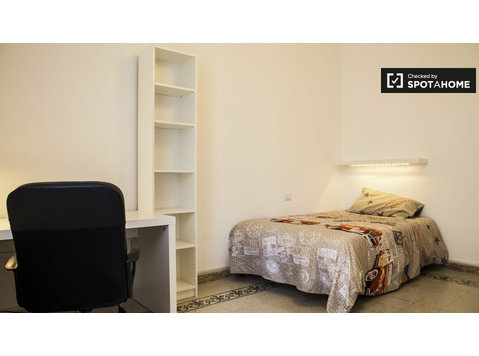 Zimmer zu vermieten in 6-Zimmer-Wohnung in Policlinico, Rom - Zu Vermieten