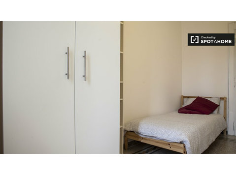 Pokoje do wynajęcia w 6-pokojowe mieszkanie w Policlinico,… - Do wynajęcia