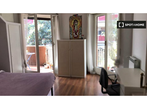 Rooms for rent in 6-bedroom apartment in Trastevere, Rome - השכרה