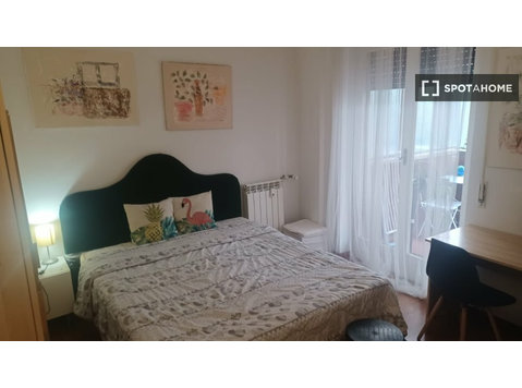 Trastevere, Roma'da 6 yatak odalı dairede kiralık odalar - Kiralık