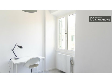 Zimmer zu vermieten in einer 4-Zimmer-Wohnung in Rom - Zu Vermieten