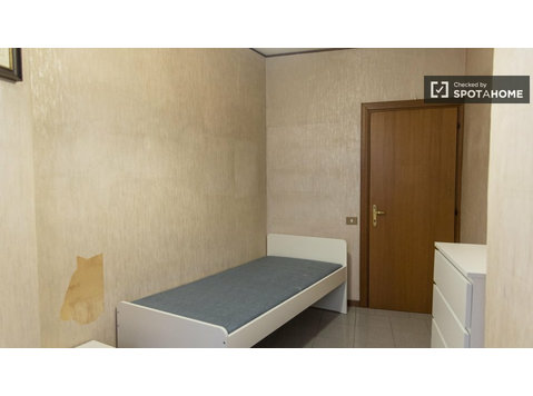 Roma'da 4 yatak odalı bir dairede kiralık odalar - Kiralık