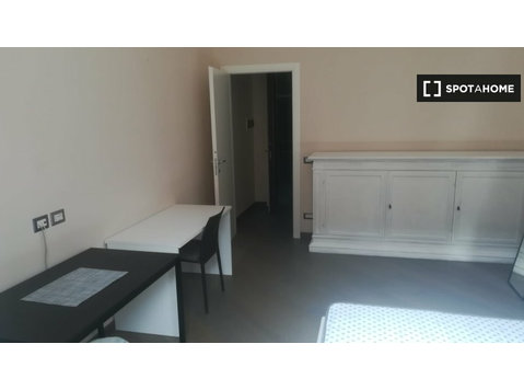 Rooms for rent in a 5-bedroom apartment in Milan - השכרה