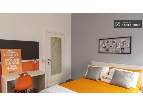 Roma'da 5 yatak odalı bir dairede kiralık odalar - Kiralık