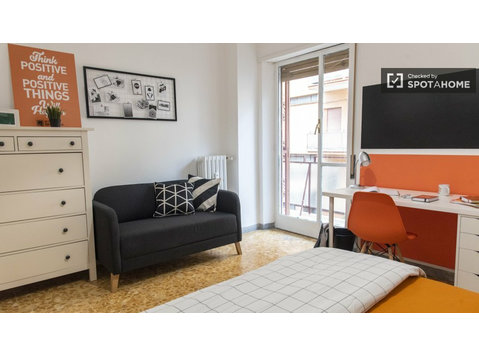 Zimmer zu vermieten in einer 5-Zimmer-Wohnung in Rom - Zu Vermieten