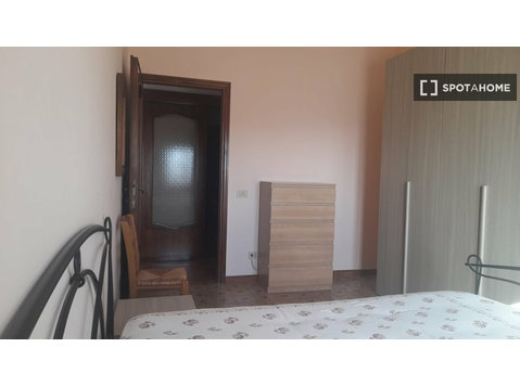 Rooms for rent in a shared apartment in Selva Candida, Rome - Annan üürile