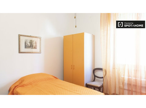 Rooms for rent in apartment with 3 bedrooms in Rome - For Rent