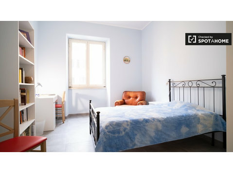 Pokoje do wynajęcia w mieszkaniu z 3 sypialniami w Rzymie - Do wynajęcia