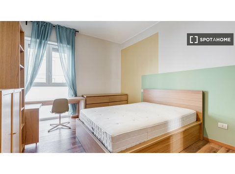 Stanze in affitto in appartamento con 3 camere da letto a… - In Affitto
