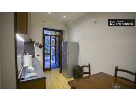 Zimmer zu vermieten in einer Wohnung mit 4 Schlafzimmern in… - Zu Vermieten